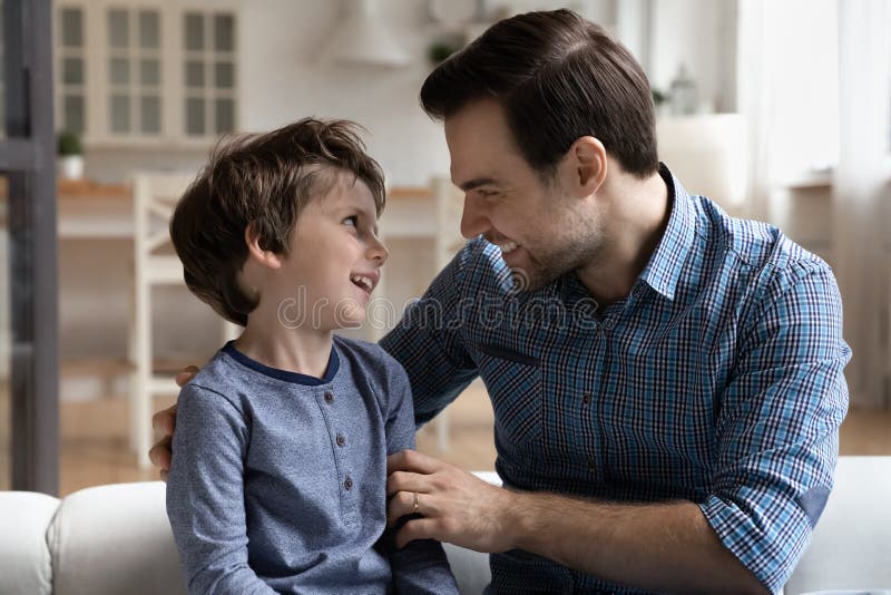 Cerrar a Un Padre Amoroso Sonriente Hablando Con Un Hijo Pequeño Imagen de  archivo - Imagen de cabrito, bueno: 237181031