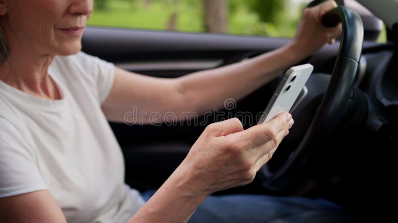 Cerrar a una caucásica desconocida anciana madura conductora mayor pensionista propietaria de un auto dentro de un automóvil eléct almacen de metraje de vídeo