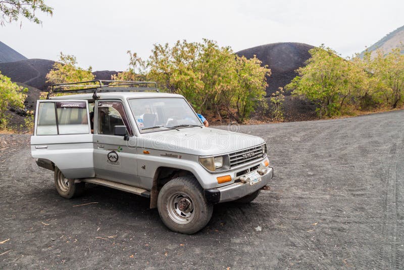 CERRO NEGER, NICARGAUA - APRIL 26, 2016: Bärande turister för medel 4WD till Cerro den neger- vulkan, Nicaragua vulkan royaltyfria bilder CERRO NEGER, NICARGAUA - APRIL 26, 2016: Bärande turister för medel 4WD till Cerro den neger- vulkan, Nicaragua vulkan royaltyfria bilder