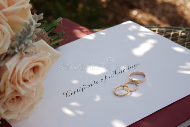 Certificado de boda, de anillos y de ramo imágenes de archivo libres de regalías Certificado de boda, de anillos y de ramo imágenes de archivo libres de regalías