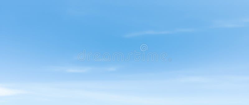Cerul albastru deschis și norul unui spațiu pentru plasarea conținutului stock images