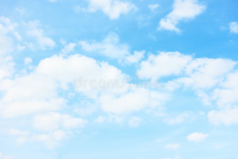 Cerul albastru pastilă deschis cu nori albi stock images