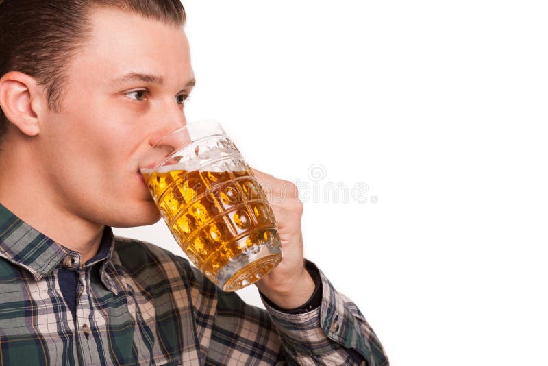 Cerveja bebendo do homem novo isolada no branco imagens de stock royalty free Cerveja bebendo do homem novo isolada no branco imagens de stock royalty free