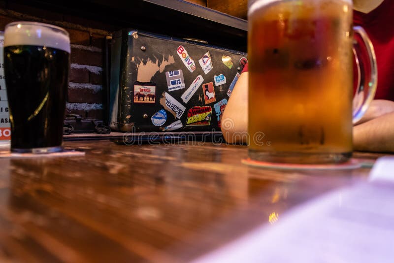 Cerveja bebendo dos povos com bom ambiente imagem de stock Cerveja bebendo dos povos com bom ambiente imagem de stock