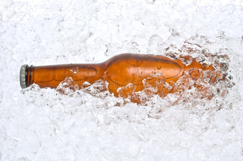 A cerveja fria nestled no gelo esmagado