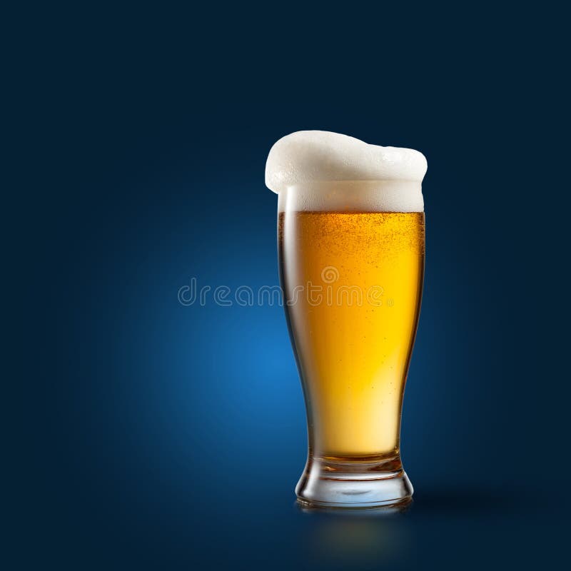 Cerveja no vidro no azul imagens de stock Cerveja no vidro no azul imagens de stock