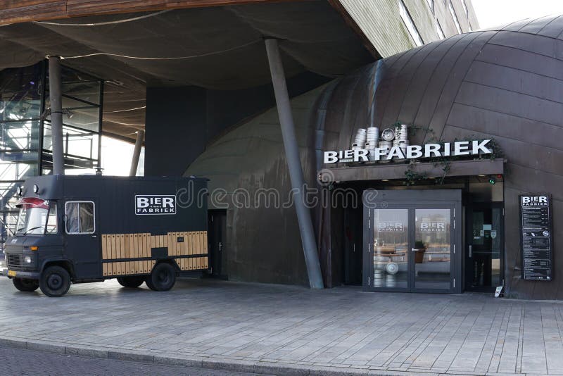 Cervejaria e Restaruant Bierfabriek em Almere, os Países Baixos imagens de stock Cervejaria e Restaruant Bierfabriek em Almere, os Países Baixos imagens de stock