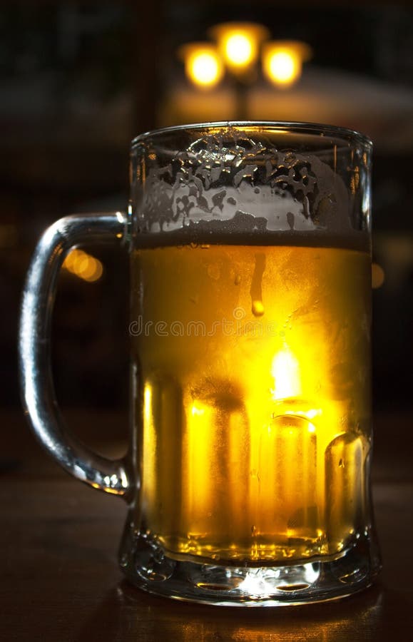 Tarjeta Del Feliz Cumpleanos Para Una Persona Que Ama La Cerveza