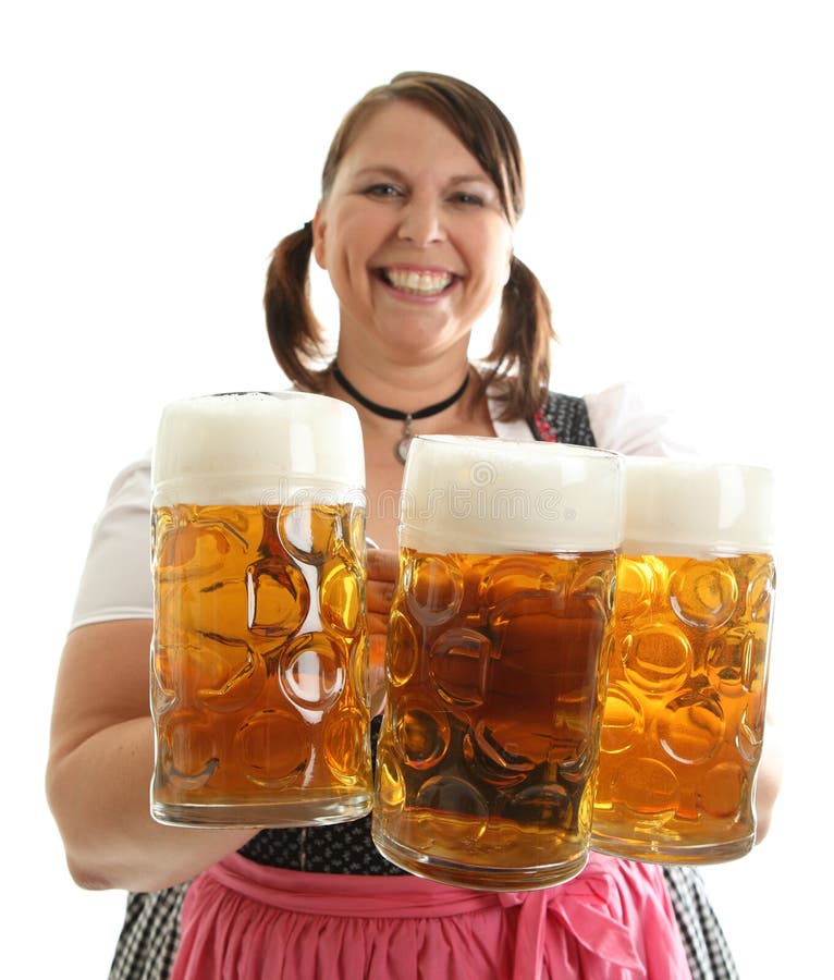 Cerveza bávara de Oktoberfest de la explotación agrícola de la mujer en frente imagenes de archivo Cerveza bávara de Oktoberfest de la explotación agrícola de la mujer en frente imagenes de archivo