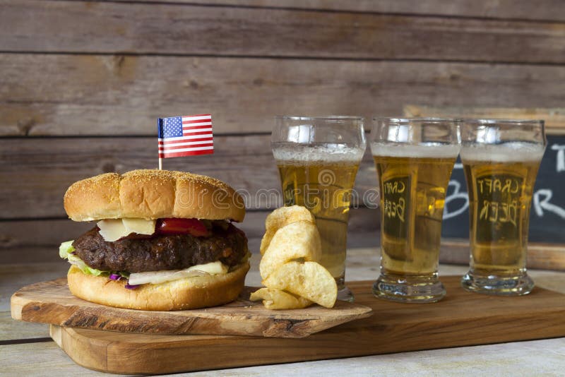 Cerveza del arte con la hamburguesa fotos de archivo Cerveza del arte con la hamburguesa fotos de archivo