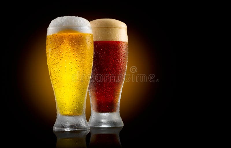 Cerveza del arte Dos vidrios de luz fría y de cerveza oscura aisladas en negro fotografía de archivo Cerveza del arte Dos vidrios de luz fría y de cerveza oscura aisladas en negro fotografía de archivo