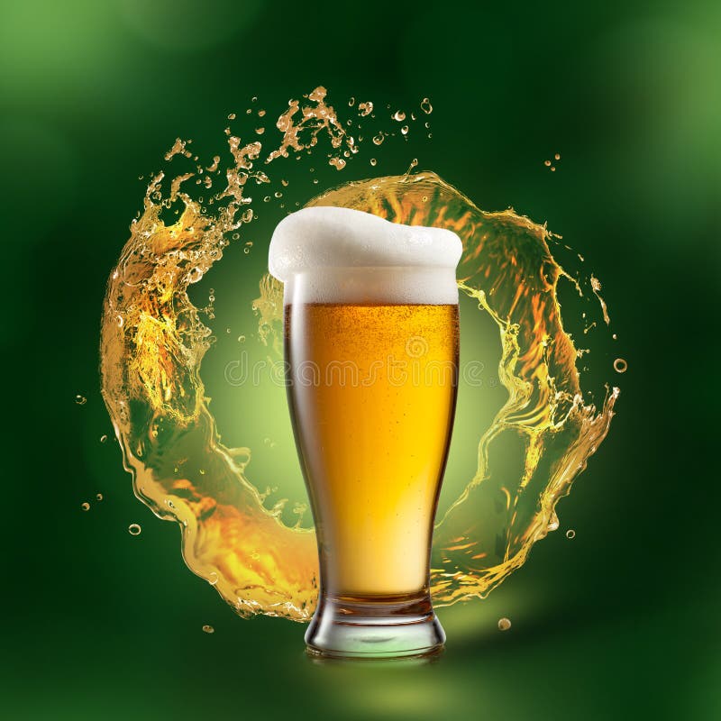 Cerveza en vidrio con el chapoteo en fondo verde imagen de archivo Cerveza en vidrio con el chapoteo en fondo verde imagen de archivo
