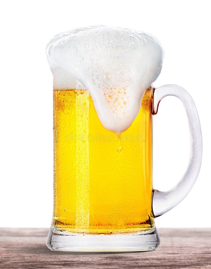 Cerveza helada con espuma aislada sobre una mesa de madera fotografía de archivo