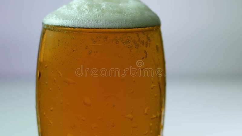 Cerveza fresca ligera demostración de verter cerveza en un armario blanco.