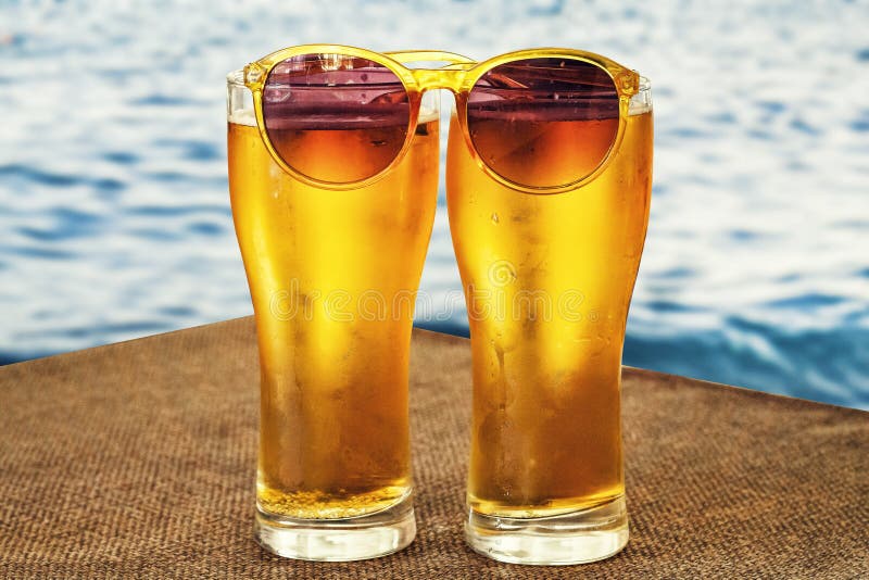 Cerveza, cerveza fresca, una barra en la playa, resto por el mar, foto de archivo Cerveza, cerveza fresca, una barra en la playa, resto por el mar, foto de archivo