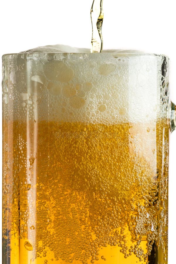 Cerveza ligera de colada en una taza de cerveza, resulta espuma y el espray imagenes de archivo Cerveza ligera de colada en una taza de cerveza, resulta espuma y el espray imagenes de archivo
