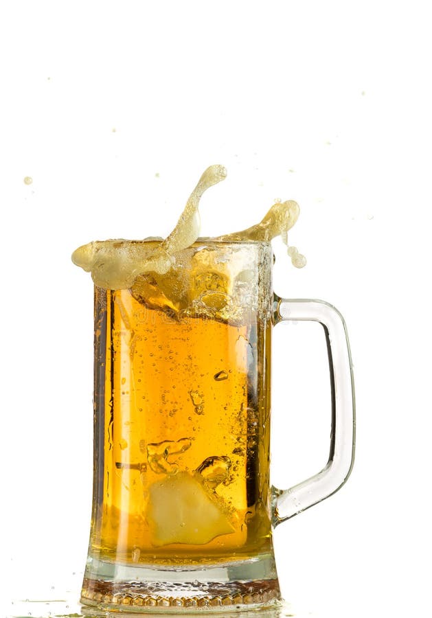 Cerveza ligera de colada en una taza de cerveza, resulta espuma y el espray foto de archivo libre de regalías Cerveza ligera de colada en una taza de cerveza, resulta espuma y el espray foto de archivo libre de regalías
