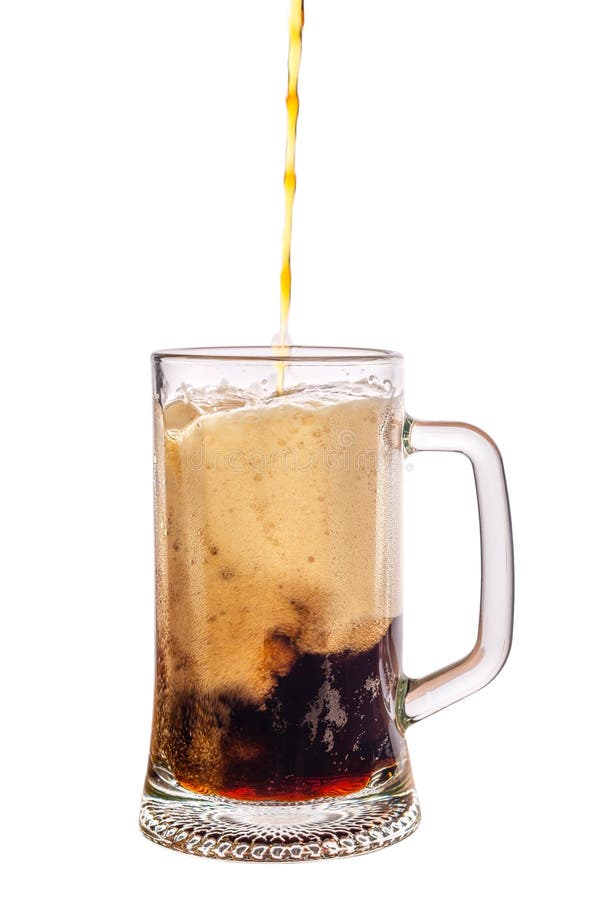 Cerveza oscura de colada en taza con espuma en piedra sobre el fondo blanco, concepto de Oktoberfest fotos de archivo Cerveza oscura de colada en taza con espuma en piedra sobre el fondo blanco, concepto de Oktoberfest fotos de archivo