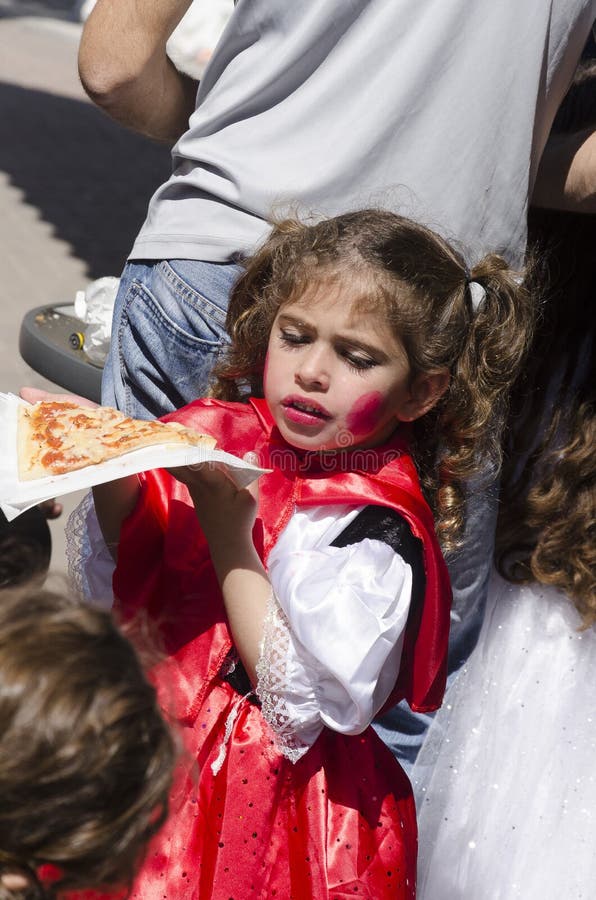 Cerveza-Sheva, ISRAEL - 5 de marzo de 2015: Muchacha que come la pizza en la calle en la ciudad de la cerveza-Sheva el 5 de marzo imágenes de archivo libres de regalías Cerveza-Sheva, ISRAEL - 5 de marzo de 2015: Muchacha que come la pizza en la calle en la ciudad de la cerveza-Sheva el 5 de marzo imágenes de archivo libres de regalías