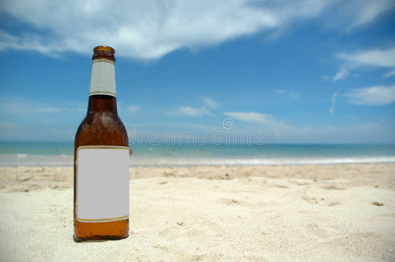 Cerveza y playa (espacio en blanco) fotografía de archivo Cerveza y playa (espacio en blanco) fotografía de archivo