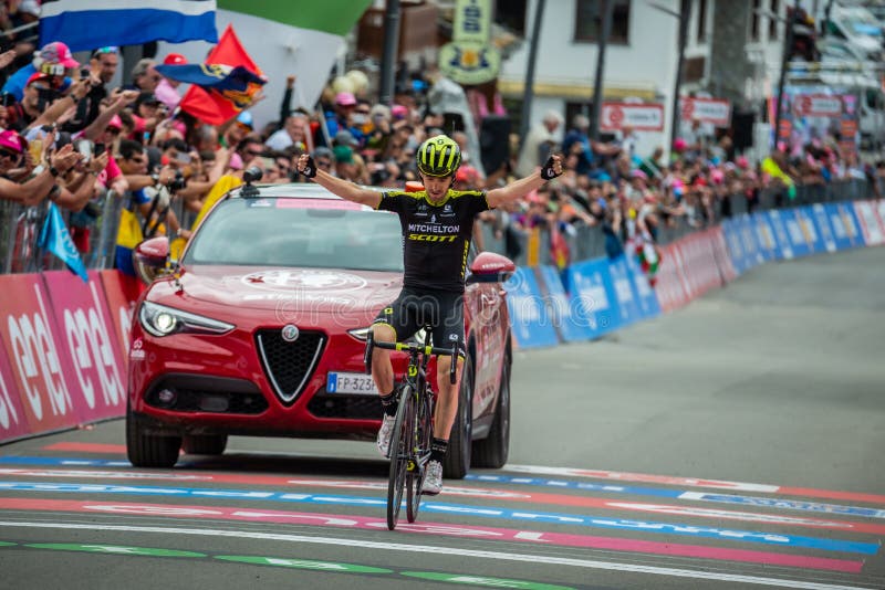 Cervinia, Italien am 26. Mai 2018: Mikel Nieve, Mitchelton-Scott-Team, f?hrt die Ziellinie und die Gewinne stockbilder Cervinia, Italien am 26. Mai 2018: Mikel Nieve, Mitchelton-Scott-Team, f?hrt die Ziellinie und die Gewinne stockbilder