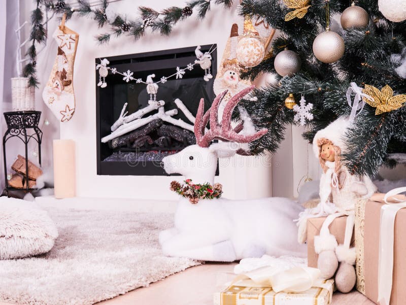 Cervos do Natal sob a árvore do ano novo com presentes, presentes Natal que armazena sobre a decoração da chaminé, cartão do ` s imagens de stock Cervos do Natal sob a árvore do ano novo com presentes, presentes Natal que armazena sobre a decoração da chaminé, cartão do ` s imagens de stock