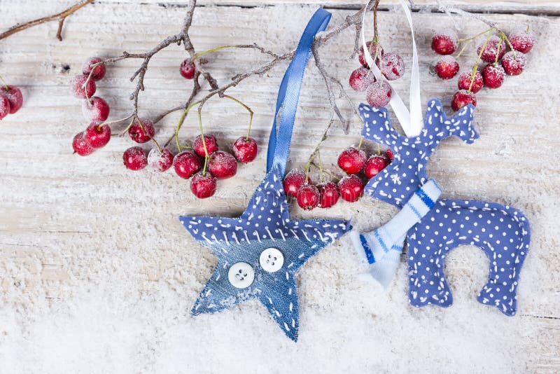Cervos e estrelas de Natal num ramo com frutos vermelhos imagens de stock