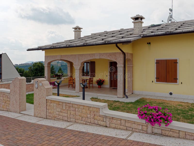 Cescato, ITALIA - 6 agosto 2019: Bella casa moderna sulle montagne d'Italia fotografia stock libera da diritti Cescato, ITALIA - 6 agosto 2019: Bella casa moderna sulle montagne d'Italia fotografia stock libera da diritti