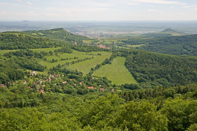 Berge Von Ceske Stredohori, Tschechische Republik Stockbild - Bild von ...