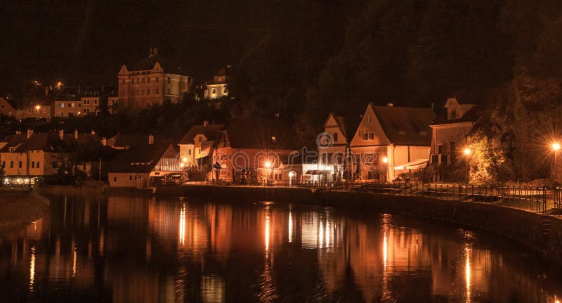 Cesky Krumlov nella notte, repubblica Ceca fotografia stock Cesky Krumlov nella notte, repubblica Ceca fotografia stock