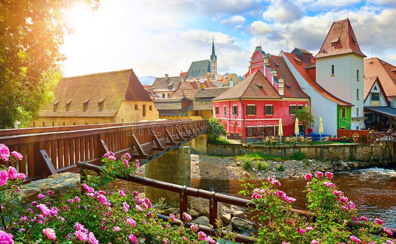 Cesky Krumlov, Δημοκρατία της Τσεχίας Ξύλινη γέφυρα στον ποταμό Vltava στοκ φωτογραφία Cesky Krumlov, Δημοκρατία της Τσεχίας Ξύλινη γέφυρα στον ποταμό Vltava στοκ φωτογραφία