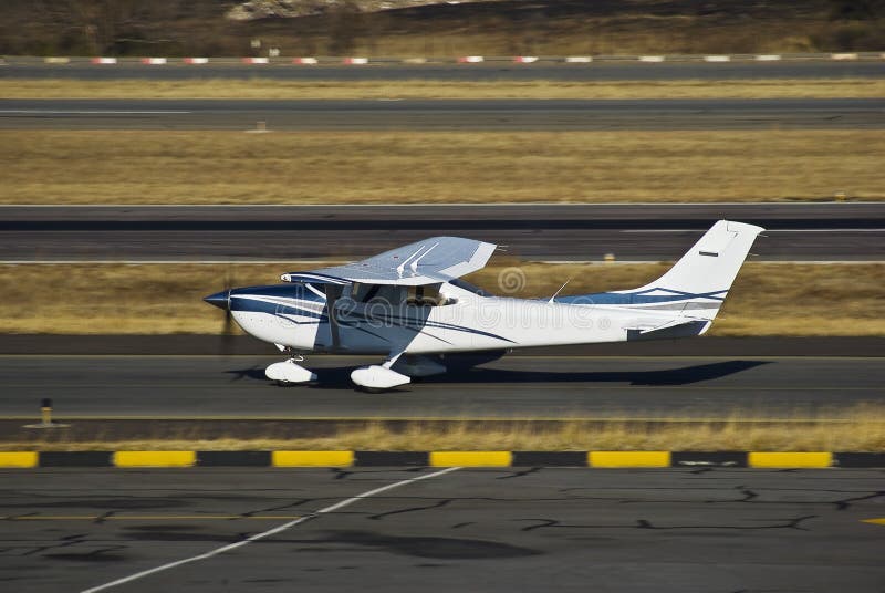 Cessna 182 går n-skylanetouchen