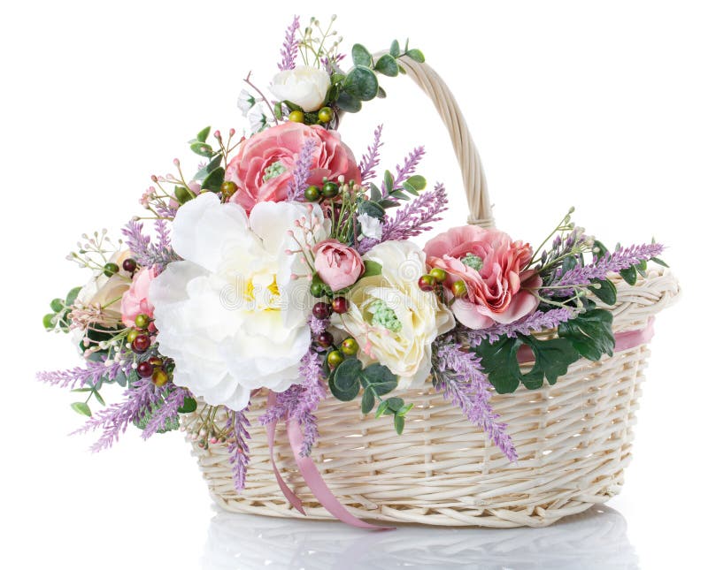 Cesta com as flores para comemorar a Páscoa em um fundo branco