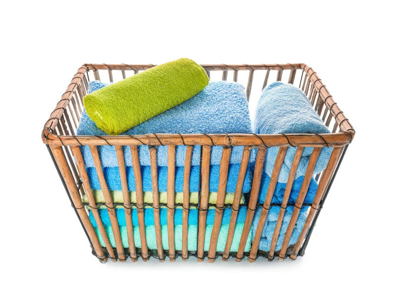 Cesta com as toalhas macias limpas no fundo branco imagens de stock Cesta com as toalhas macias limpas no fundo branco imagens de stock