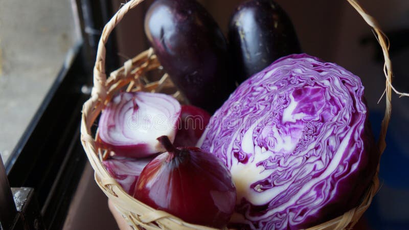 Cesta com couve, cebola e beringela foto de stock Cesta com couve, cebola e beringela foto de stock