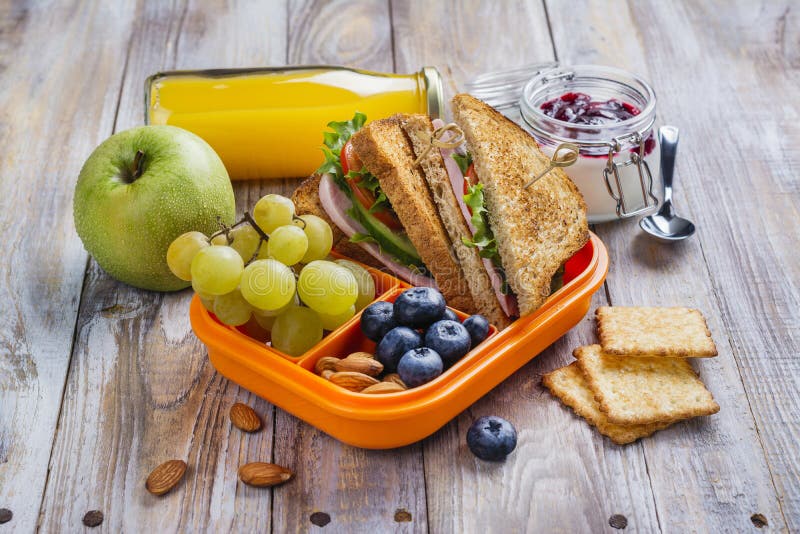 Cesta de comida saudável dos miúdos imagem de stock Cesta de comida saudável dos miúdos imagem de stock