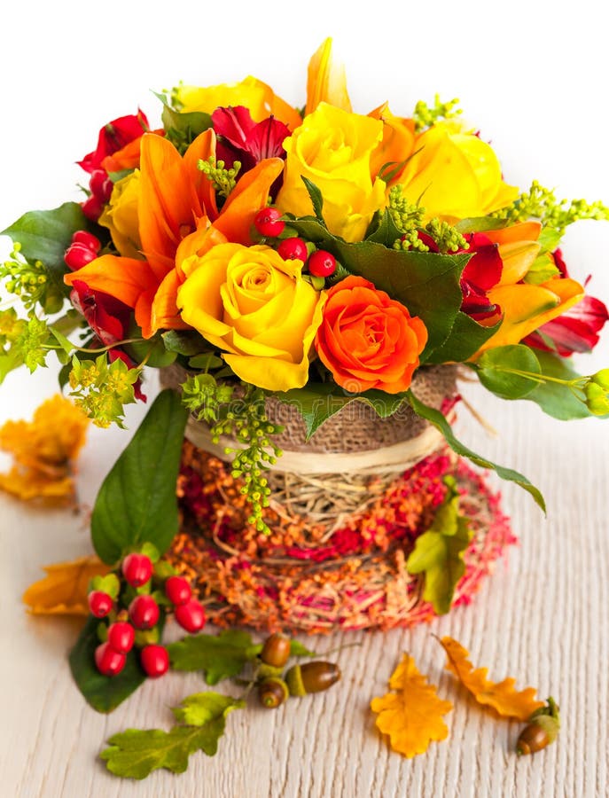 Cesta de flores do outono foto de stock Cesta de flores do outono foto de stock