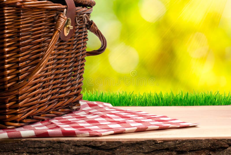 Cesta de la comida campestre en la tabla imágenes de archivo libres de regalías