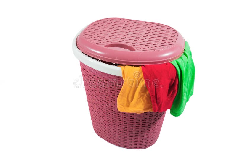 Cesta de lavanderia plástica completa isolada no branco foto de stock