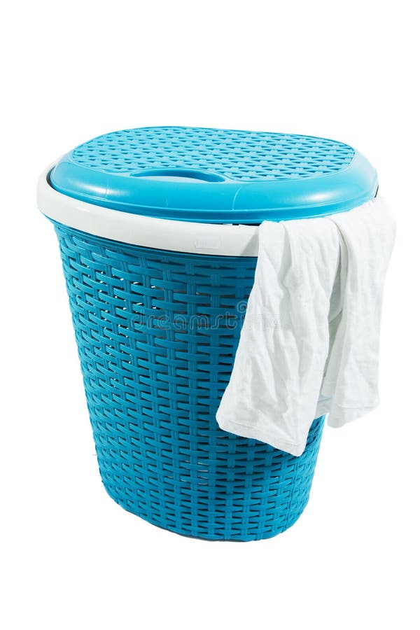 Cesta de lavanderia plástica isolada no branco foto de stock royalty free
