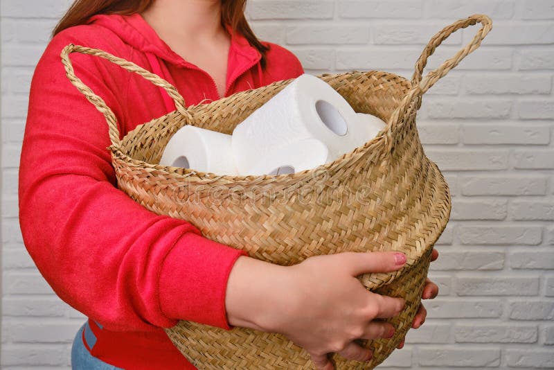 Cesta De Mimbre Con Rollos De Papel Higiénico En Las Manos De Las Mujeres,  Cierre Pánico Con La Compra De Papel Higiénico En La C Imagen de archivo -  Imagen de epidemia