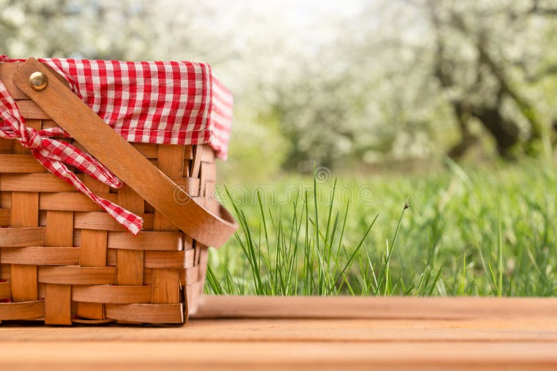 Cesta con ropa limpia y seca sobre mesa de madera sobre fondo natural en el  día soleado Fotografía de stock - Alamy