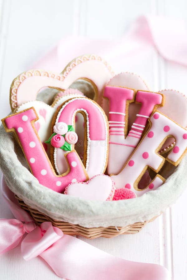 Cesta del regalo de la galleta de la tarjeta del día de San Valentín imagen de archivo Cesta del regalo de la galleta de la tarjeta del día de San Valentín imagen de archivo