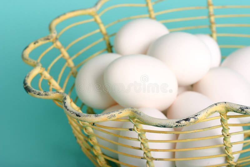 Cesta dos ovos imagens de stock royalty free