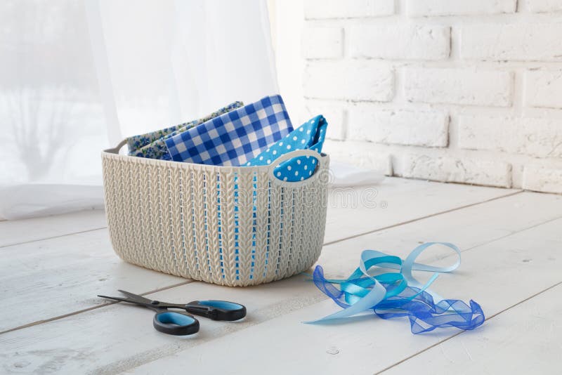 Cesta plástica - organizadores caseros para los accesorios hechos a mano fotografía de archivo Cesta plástica - organizadores caseros para los accesorios hechos a mano fotografía de archivo