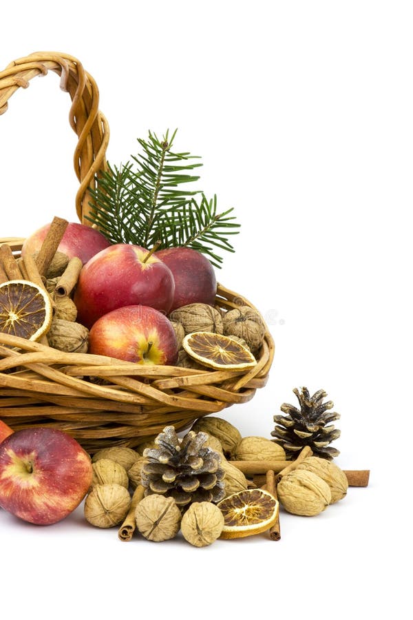 Cesta por completo de manzanas, nueces, canela imagen de archivo libre de regalías Cesta por completo de manzanas, nueces, canela imagen de archivo libre de regalías