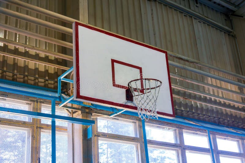 Cesto de basquetebol num ginásio foto de stock royalty free