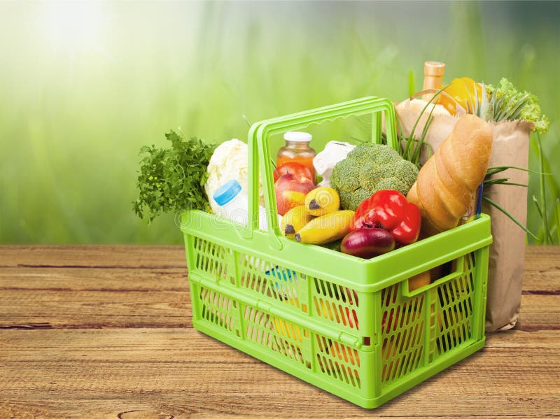 Cesto de compras com variedade de produtos alimentares fotografia de stock royalty free