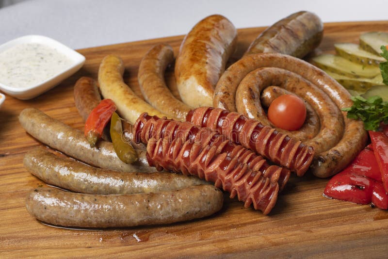 Cetrioli marinati, salsiccie bollite, formaggio con i pomodori fritti, prezzemolo e ciliegia in ristorante fotografia stock Cetrioli marinati, salsiccie bollite, formaggio con i pomodori fritti, prezzemolo e ciliegia in ristorante fotografia stock