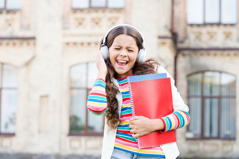 Cette chanson est une célébration de la joie Heureuse petite fille qui chante avec sa chanson préférée Les petits enfants fréquen images stock Cette chanson est une célébration de la joie Heureuse petite fille qui chante avec sa chanson préférée Les petits enfants fréquen images stock